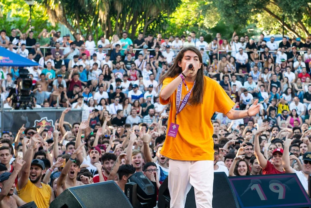 Sara Socas en una competición de Red Bull batalla de los gallos