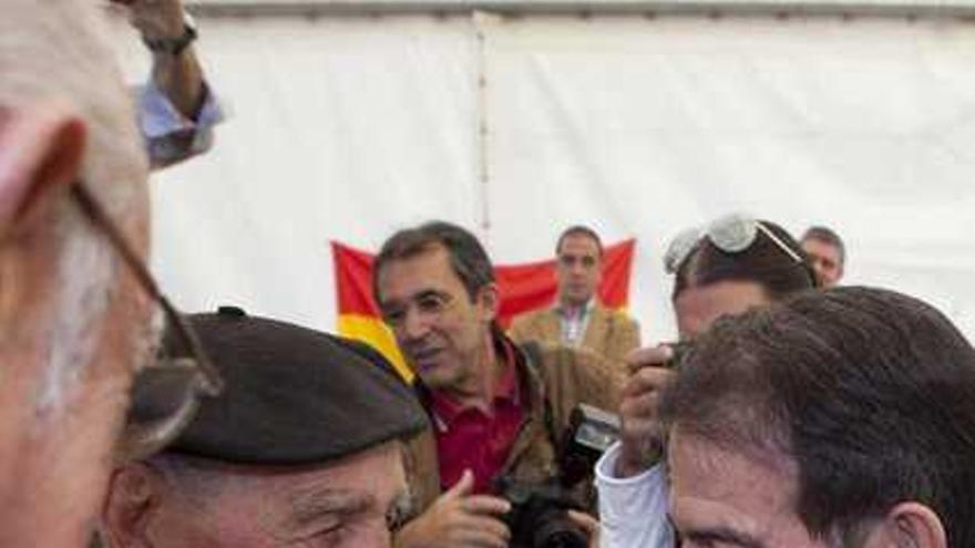 Joaquín Fernández, junto a Gerardo Iglesias, en un acto de homenaje.