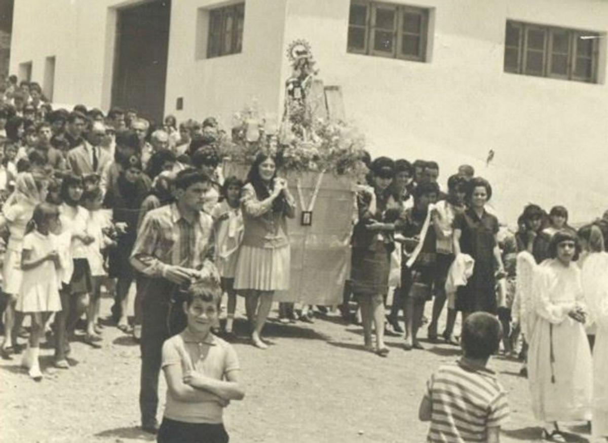 La procesión de la virgen del Carmen de los trabajadores de la empresa  de Moisés Rodríguez, exportadora de tomates, en los años 60 del pasado siglo XX, donde las empleadas portan la imagen y el trono