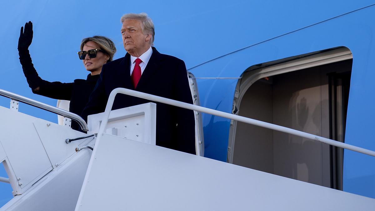 Donald y Melania Trump se despiden antes de entrar en el Air Force One.