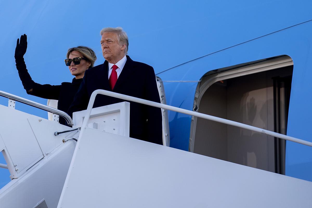 Donald y Melania Trump se despiden antes de entrar en el Air Force One.