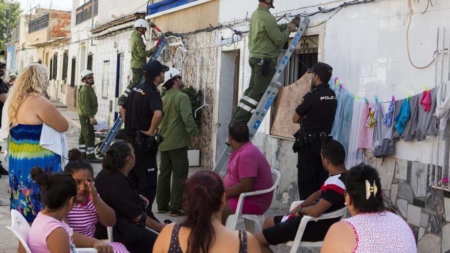 Desmantelan 118 enganches de luz ilegales y dos plantaciones de marihuana en Alicante