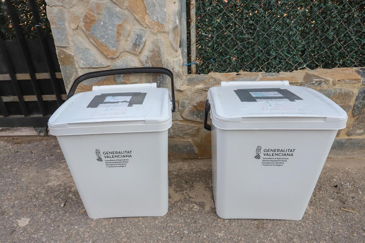 Cubos de recogida utilizados en las viviendas de la huerta de Dolores