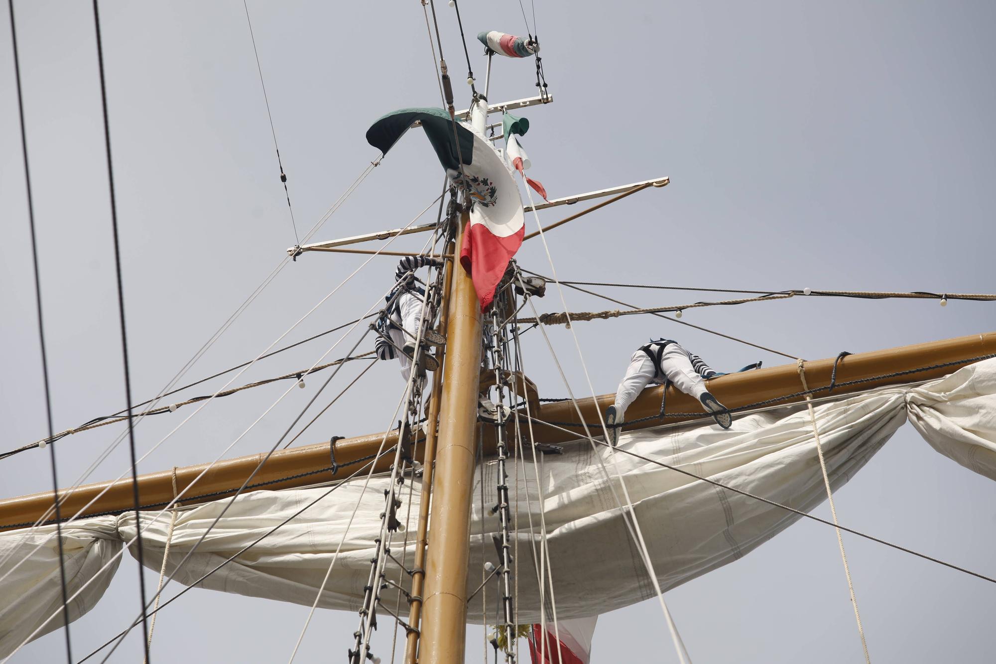 En imágenes: Colas en el puerto de Gijón para visitar el buque escuela de la Armada de México