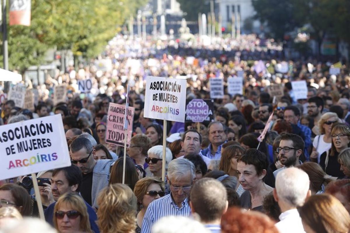 Miles de personas participan en una marcha contra la violencia machista