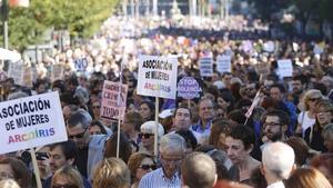 Miles de personas participan en una marcha contra la violencia machista