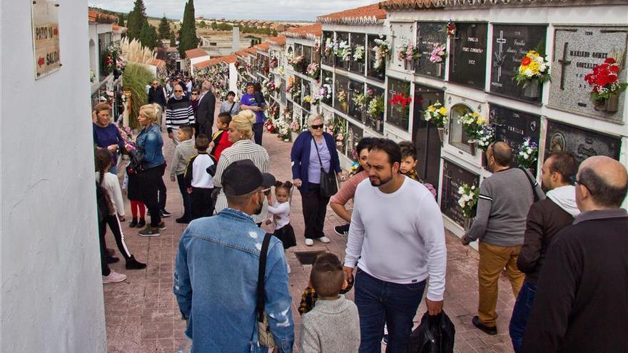 Recuerdo multitudinario a los difuntos en Cáceres