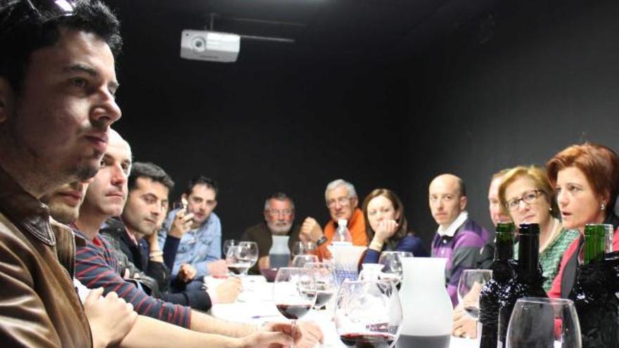 Asistentes a la cata nocturna del Museo del Vino de Cangas.