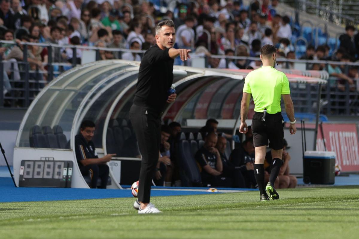 Iván Ania da instrucciones a sus futbolistas durante el encuentro.