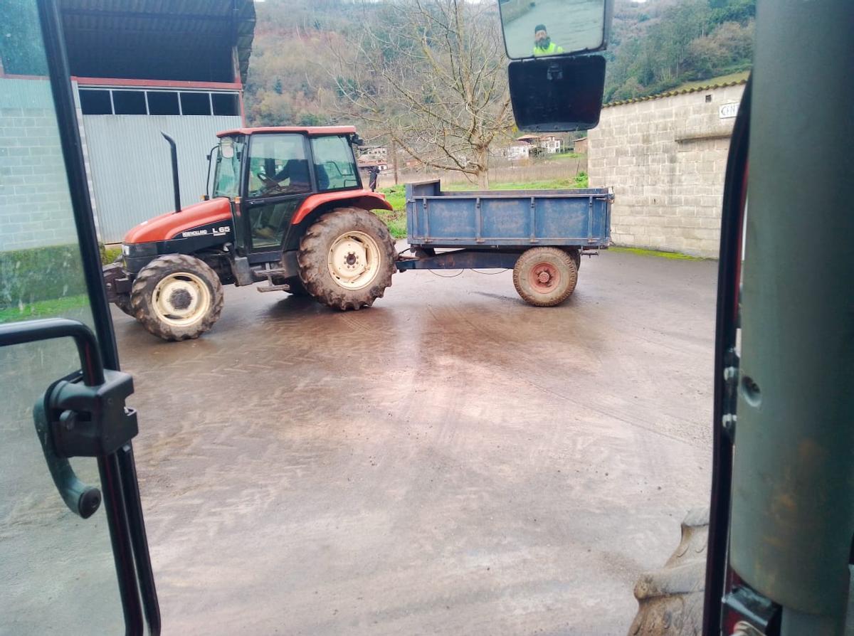 Uno de los tractores aportados por los vecinos de Láneo para facilitar los trabajos.