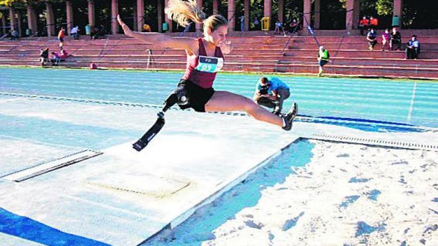 Desirée Vila, durante uno de sus saltos en el Campeonato de España de Promesas Paralímpicas. |  // FDV