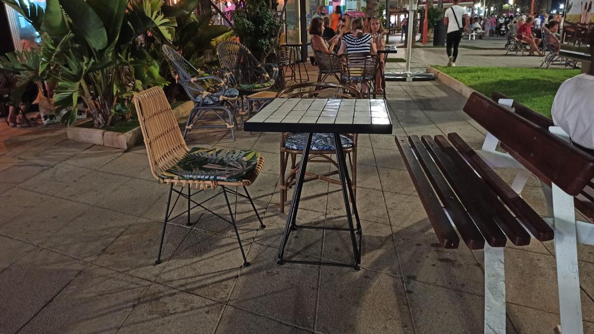 Una negocio del paseo de Juan Aparicio emplea los bancos públicos como "soporte" de su propia terraza