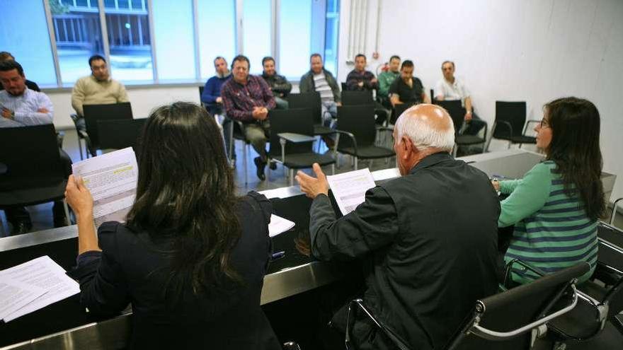 Parte de los 25 taxistas que operan en Lalín, en la reunión de ayer con González Bodaño.  // Bernabé/Luismy