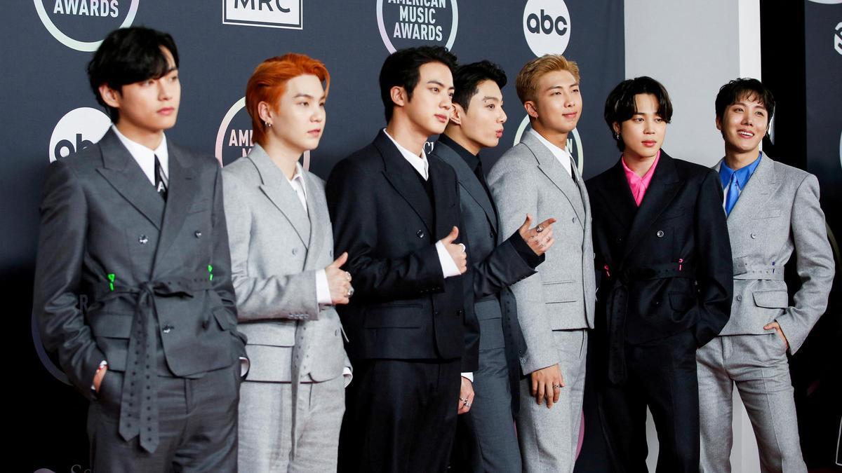 El Grupo Bts a su llegada a los premios 2021 American Music Awards at the Microsoft Theater en Los Angeles, California.