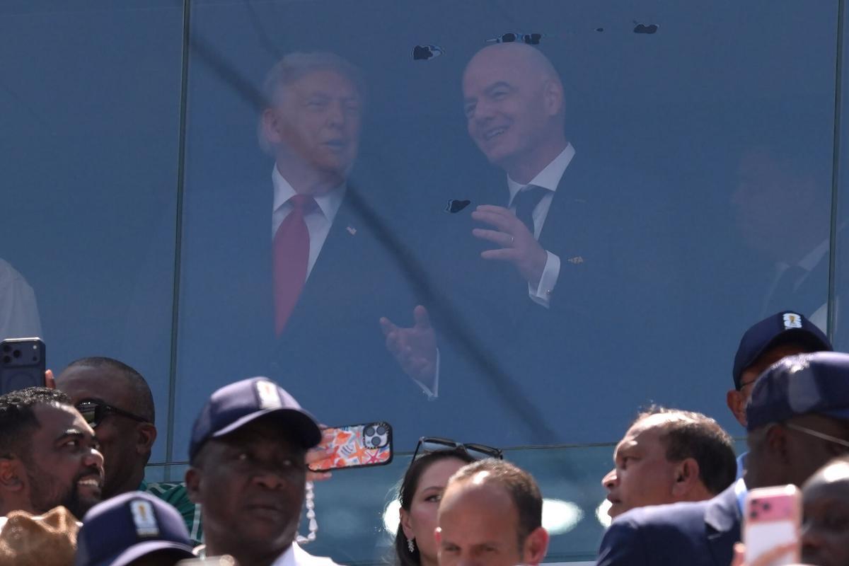 El presidente de EE.UU, Donald Trump habla con el presidente de la FIFA, Gianni Infantino, antes de la final del Mundial entre España y Argentina.