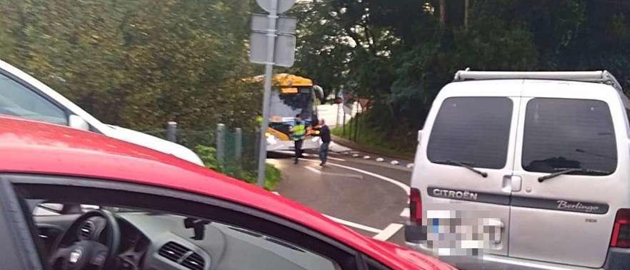 Vehículos implicados en el caos de tráfico que se generó el miércoles en el acceso al colegio de Tirán. // G.N.