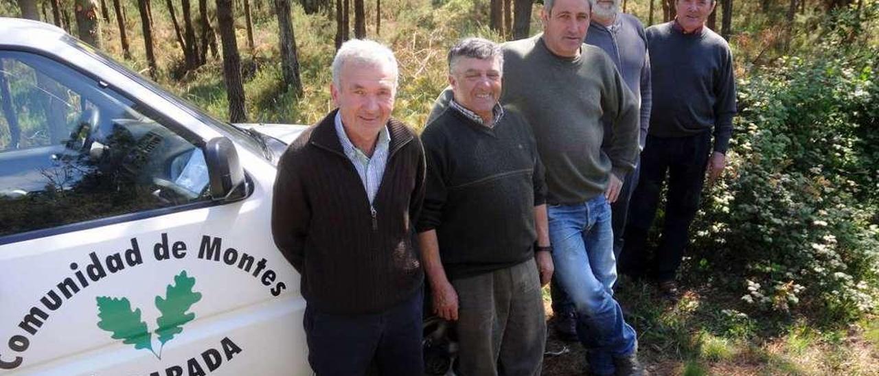 Los comuneros de Parada, en Silleda, junto al vehículo de vigilancia de sus montes. // Bernabé/J. Lalín