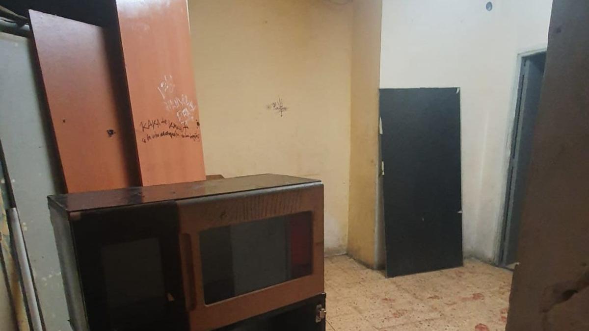 Interior del narcopiso desalojado ayer por los Mossos en el número 26 de la calle Piquer en Poble Sec