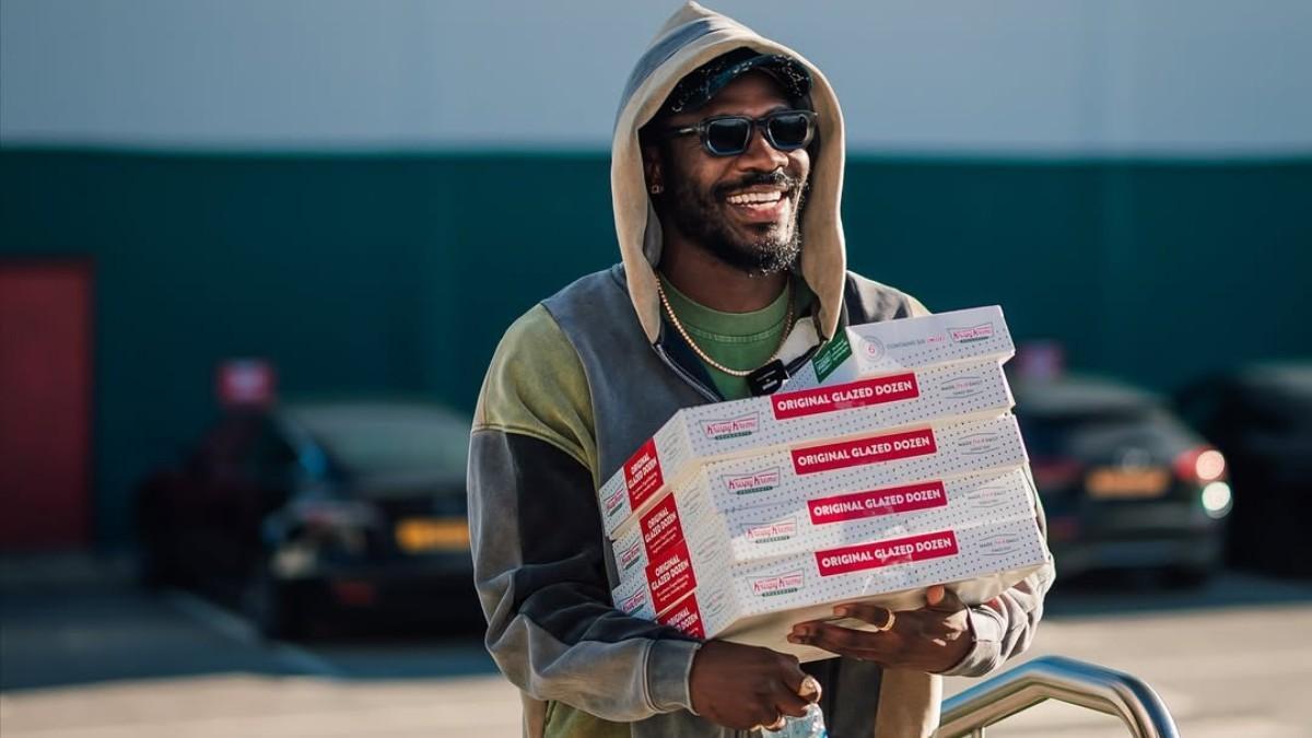Ola Aina, en el ojo del huracán por confesar en TV que se habla con la novia de otro futbolista