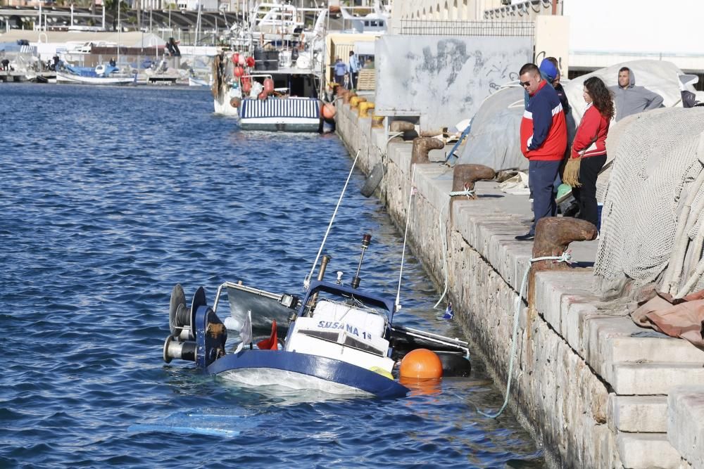 Barco pesquero hundido en el puerto de Torrevieja