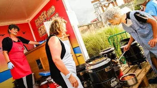 ¿Comer la mejor fabada del mundo en la arena? En esta playa de Asturias es posible (y los platos están volando)