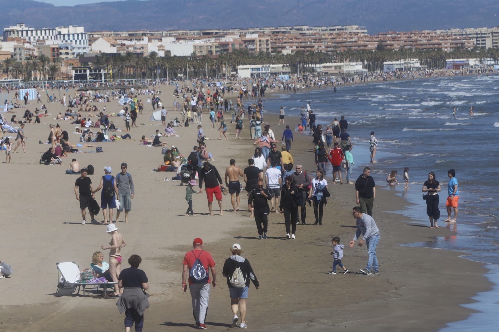 Playas llenas gracias al sol y al calor de este Domingo de Ramos