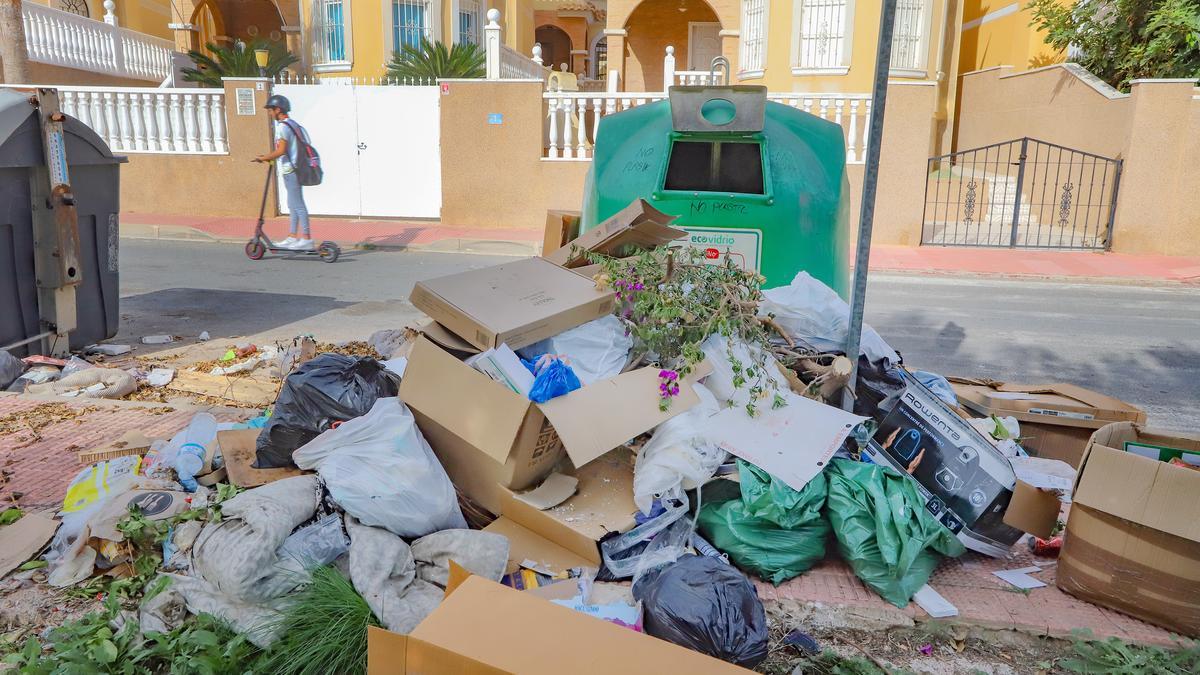 Basura acumulada en una calle de Orihuela Costa