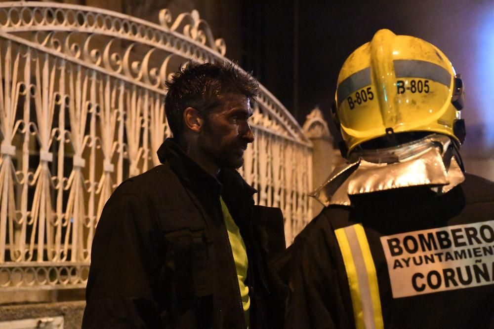 El fuego se originó en uno de los vehículos del sótano primero del número 213 de la vía y los bomberos tardaron tres horas en extinguirlo.