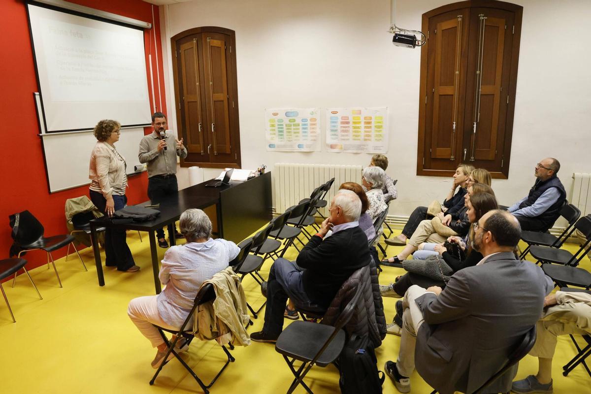 Girona. Estacio Espai Jove. Reunio informativa amb veins de l'entorn de Tomas Mieres i la Ronda Ferran Puig. Lluc Salellas. Silvia Aliu.