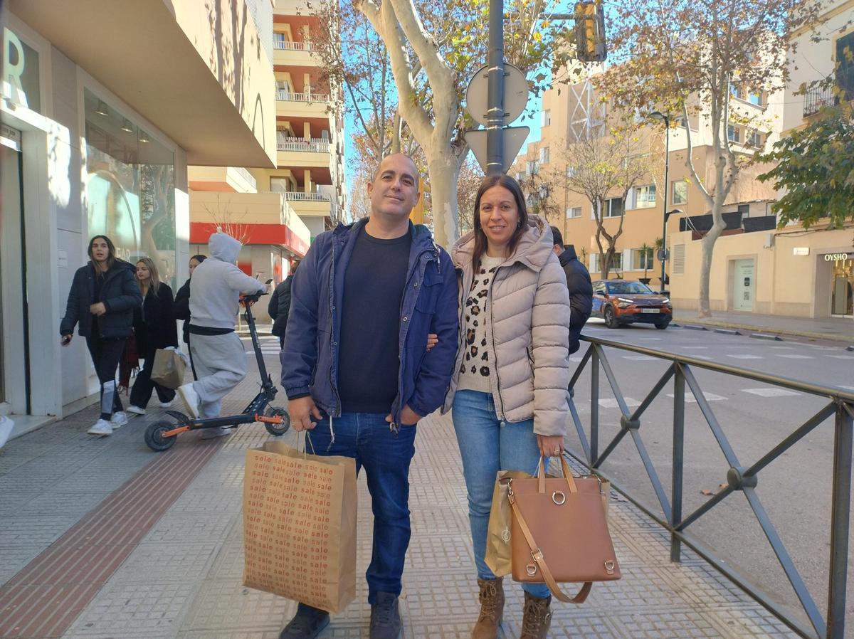 Samuel Lucena y Melania Pérez, en la avenida de Bartomeu Roselló.
