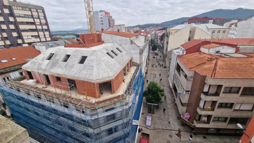 Una vista del edificio pendiente de rehabilitación, con la calle Rey Daviña.