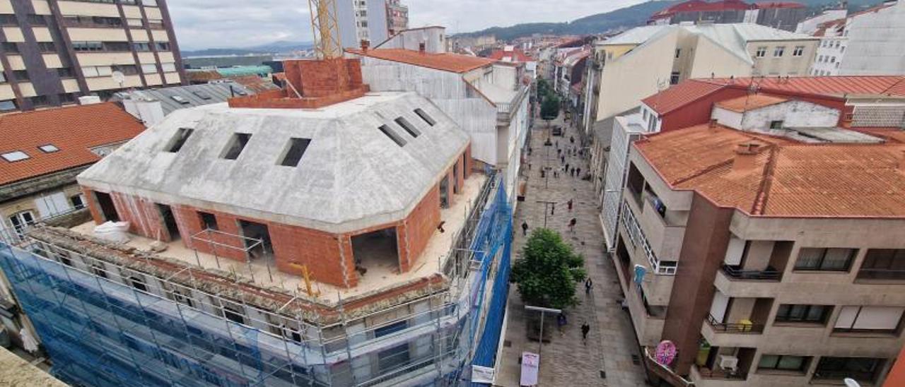 Una vista del edificio pendiente de rehabilitación, con la calle Rey Daviña.