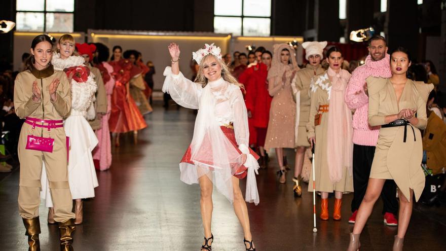 ¡María Lafuente saluda tras un desfile.