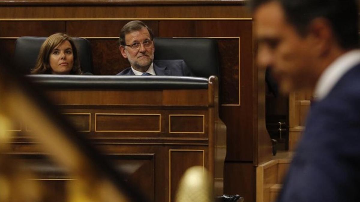 Sánchez interviene en el Congreso ante Rajoy y Santamaría, el pasado mes de agosto.