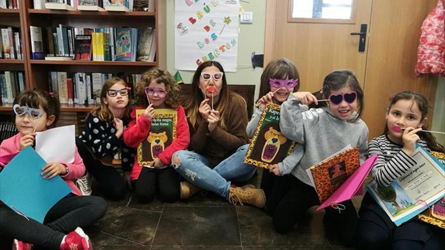 La biblioteca anima a leer a los niños de forma divertida