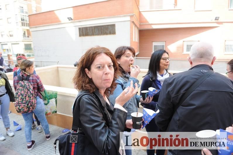 Reparto de buñuelos y chocolate en la ferretería de San Anton