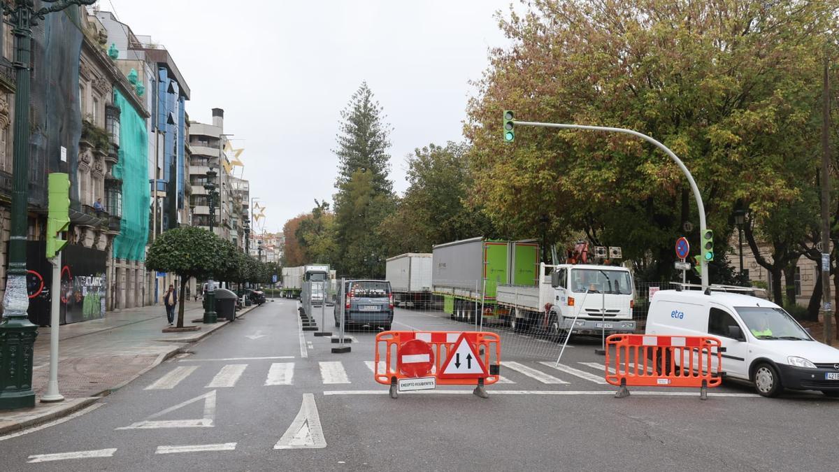 Corte de la calle Areal hoy por el montaje de la noria de la Navidad de Vigo
