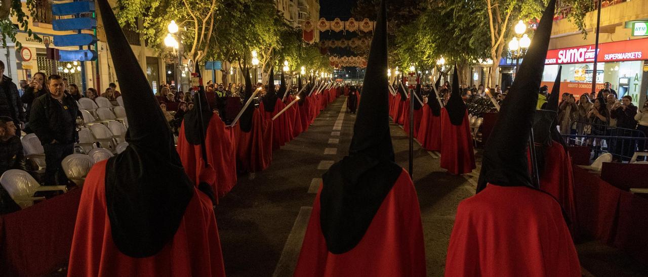 Un instante de la procesión del silencio a su paso por la carrera oficial.