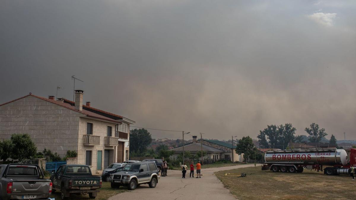 Imágenes del fuego visto hace unos días desde la localidad de Mahíde. |