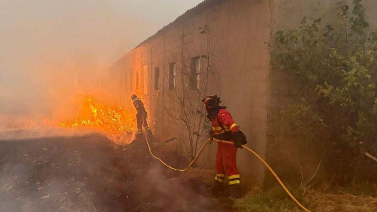 Dos bombers lluiten contra el foc de Molezuelas (Zamora).  | EUROPA PRESS