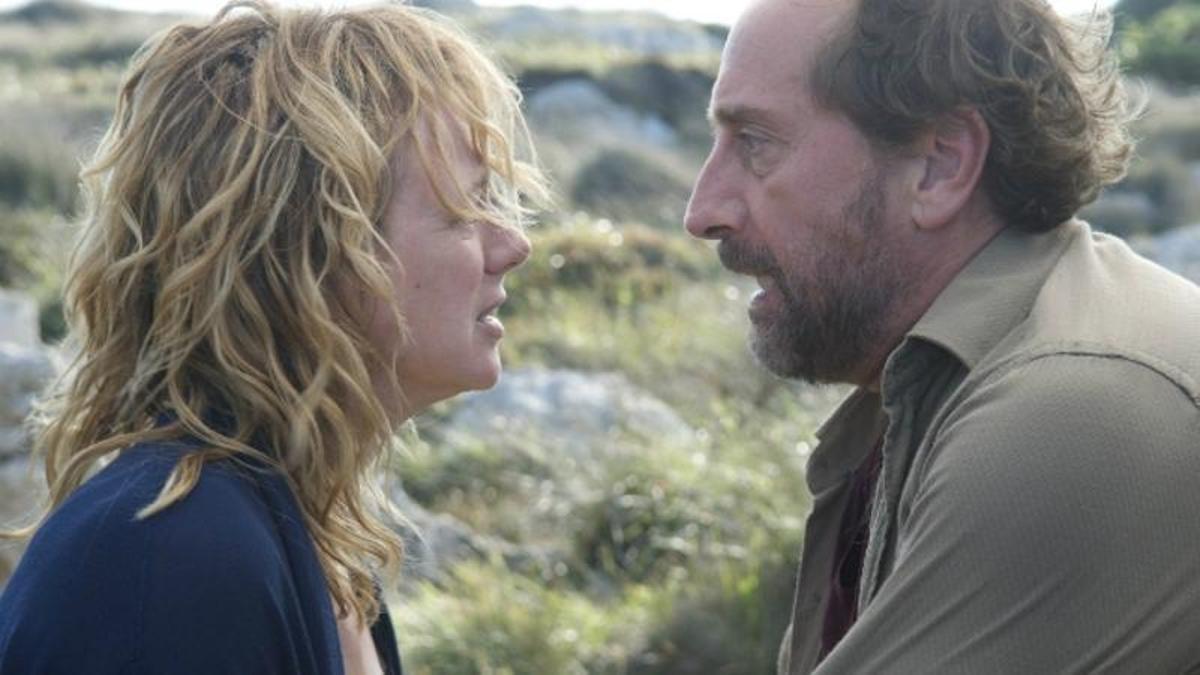 Un fotograma de la película 'Las furias', donde aparecen Emma Suárez y Gonzalo de Castro.