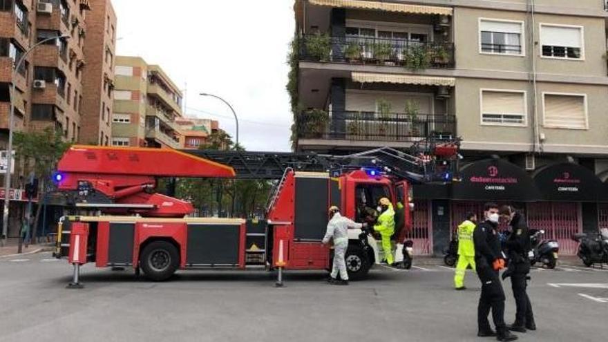 Los bomberos participan en el rescate de un cadáver.