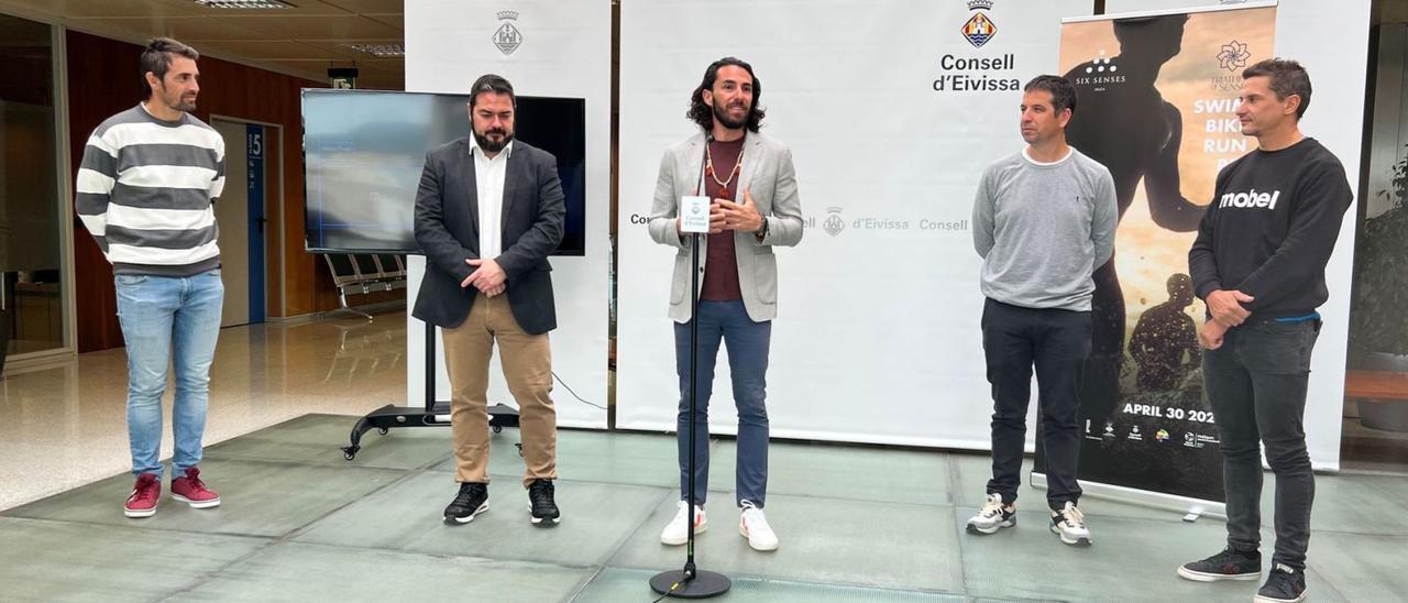 El exolímpico Iván Raña, primero a la derecha, ayer durante la presentación del I Triathlon of Sense en el Consell de Eivissa. | D.I.