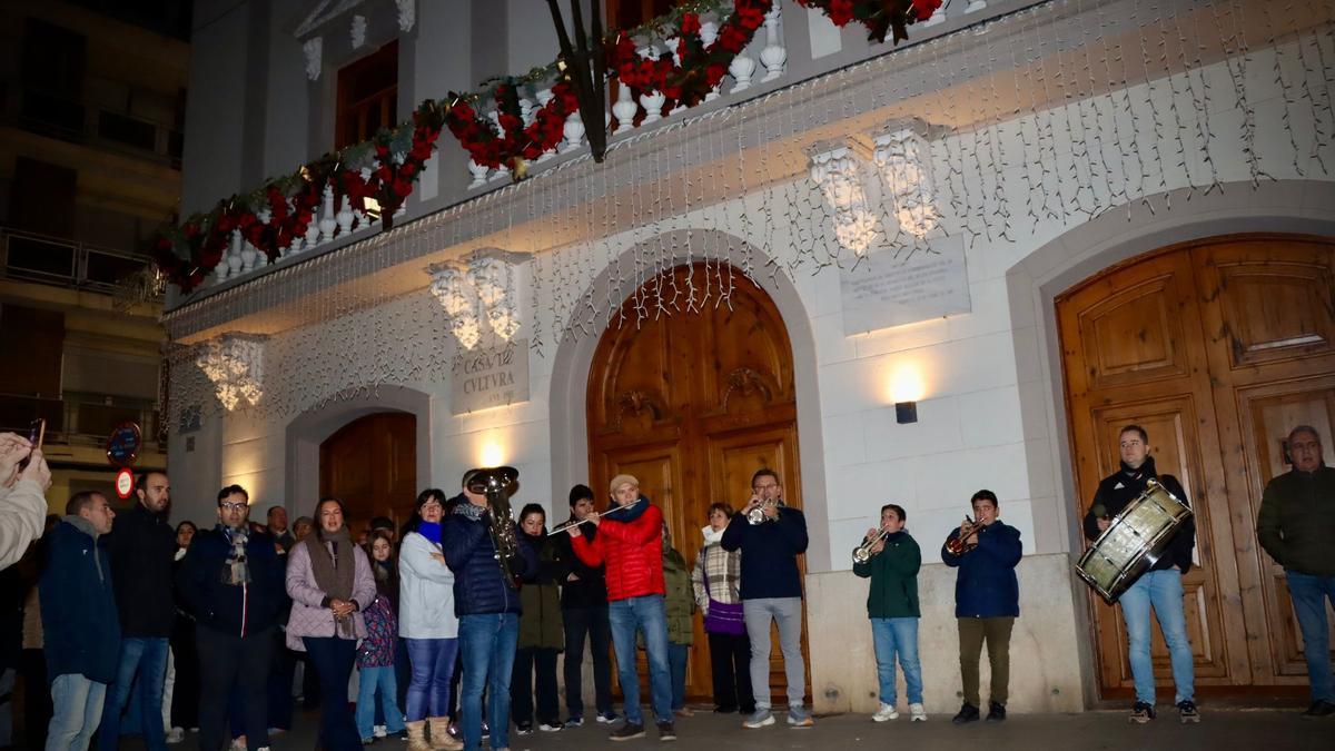 Aurora frente a la Casa de la Cultura de Torrent.