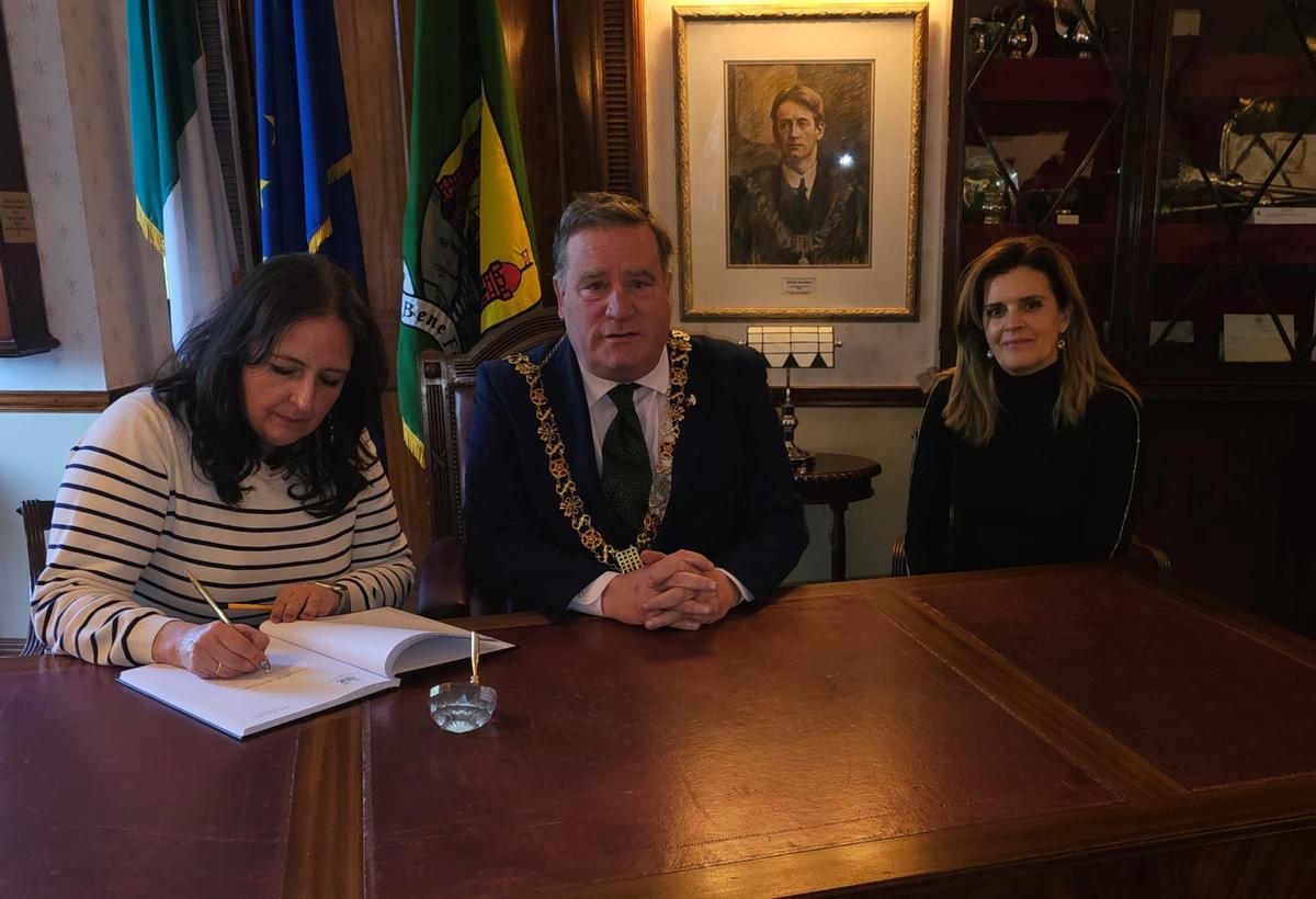 Profesoras de la EOI firman el libro de honor de Cork junto a su alcalde