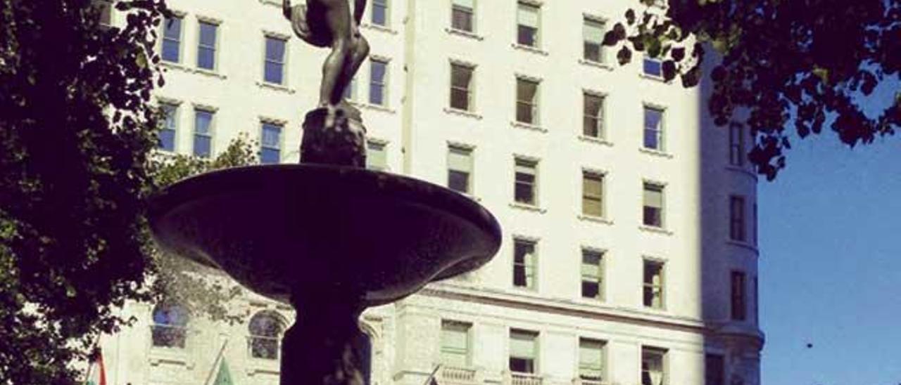 Fuente Pulitzer, coronada por Pamona, diosa romana de la abundancia, y situada en la neoyorquina Grand Army Plaza.
