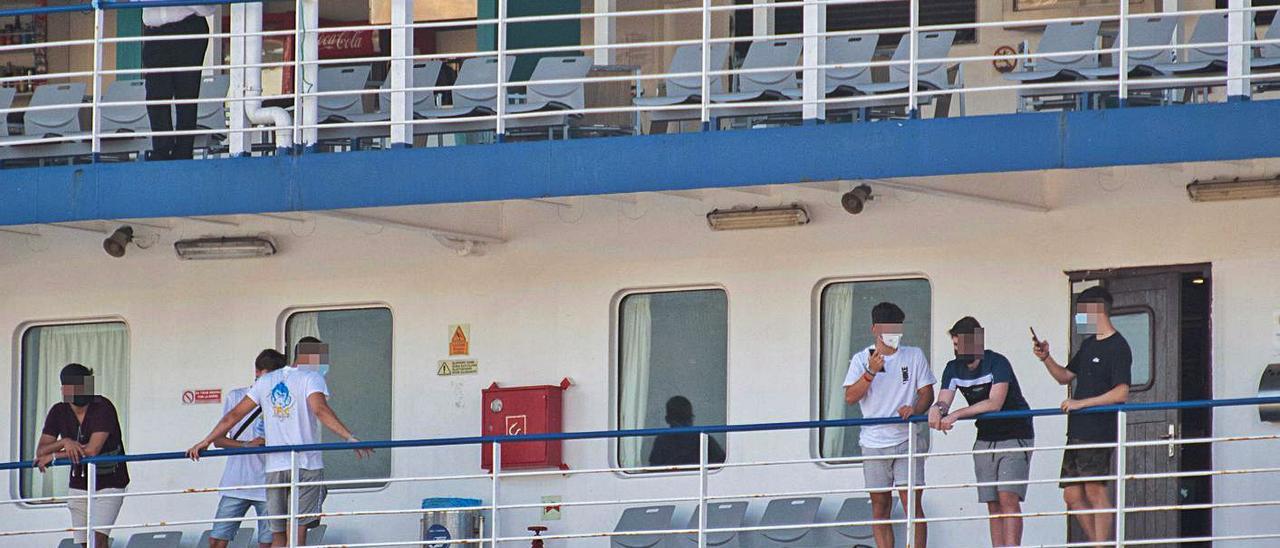 Jóvenes en el barco que el jueves los trasladó de Mallorca a Valencia. |   // EFE
