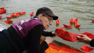 900 barcos de papel recuerdan en el Sena a las víctimas de feminicidios en Francia