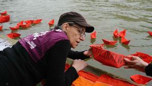 900 barcos de papel recuerdan en el Sena a las víctimas de feminicidios en Francia