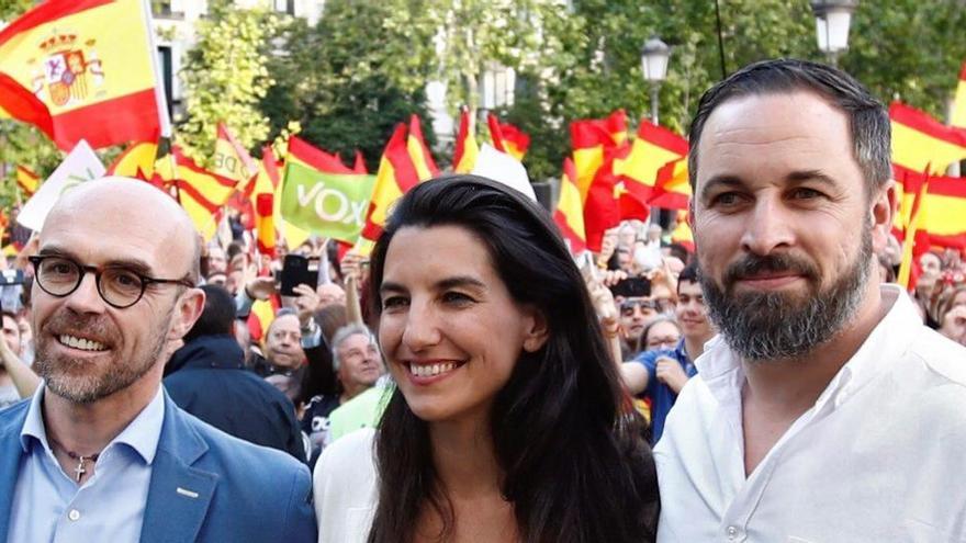 Santiago Abascal con Rocío Monasterio y Jorge Buxadé.